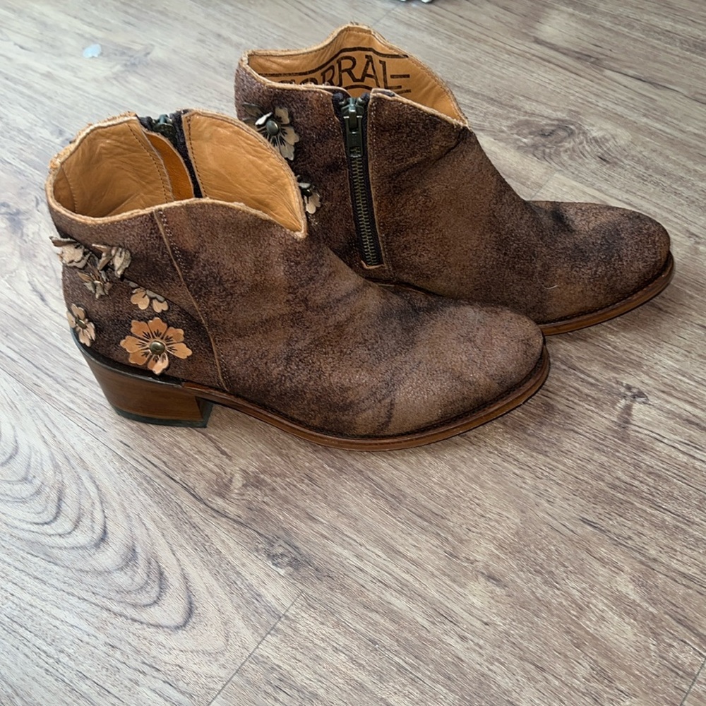 NWOT Corral Booties